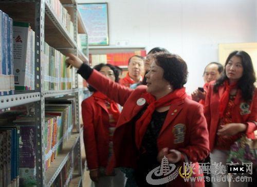 Shenzhen Lions Club red Li Service team donated audio-visual equipment and books to Yingfeng nine-year school in Shiquan County news 图3张